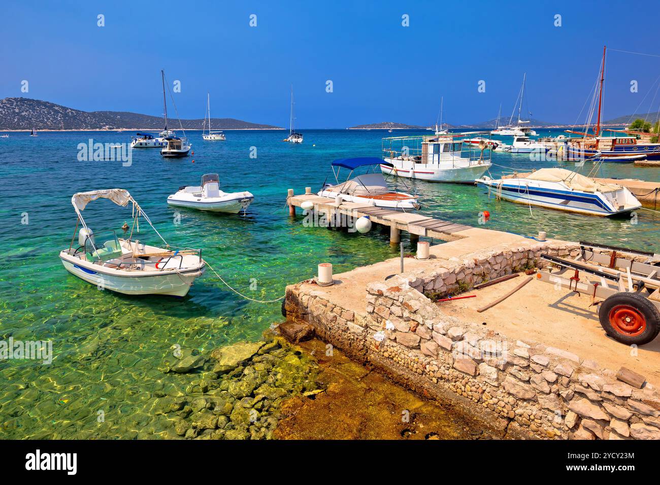 Costa e spiaggia di Isola di Prvic panoramico vista estiva Foto Stock