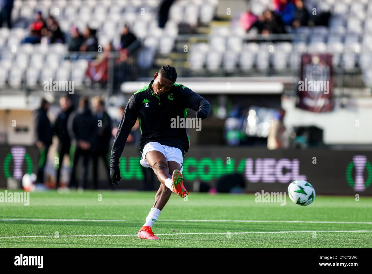 Reykjavik, Islanda. 24 ottobre 2024. Abu Francis di Cercle è stato raffigurato in azione durante il riscaldamento per una partita di calcio tra l'islandese Vikingur Reykjavik e il belga Cercle Brugge KSV, giovedì 24 ottobre 2024, a Reykjavik, Islanda, il secondo giorno della fase a gironi del torneo UEFA Conference League. BELGA PHOTO ARNI TORFASON credito: Belga News Agency/Alamy Live News Foto Stock