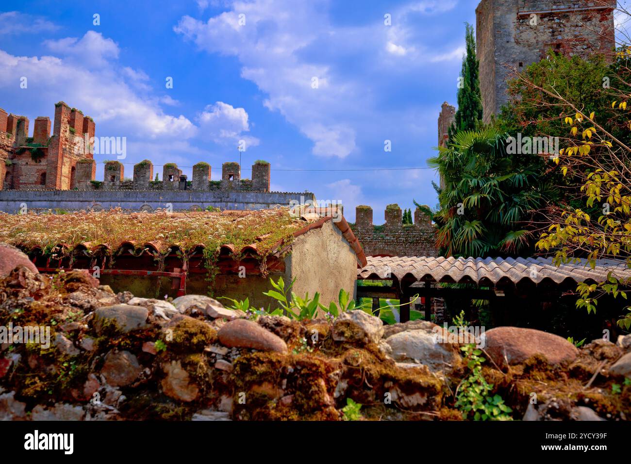 Pareti e punti di interesse storico di Lazise Foto Stock