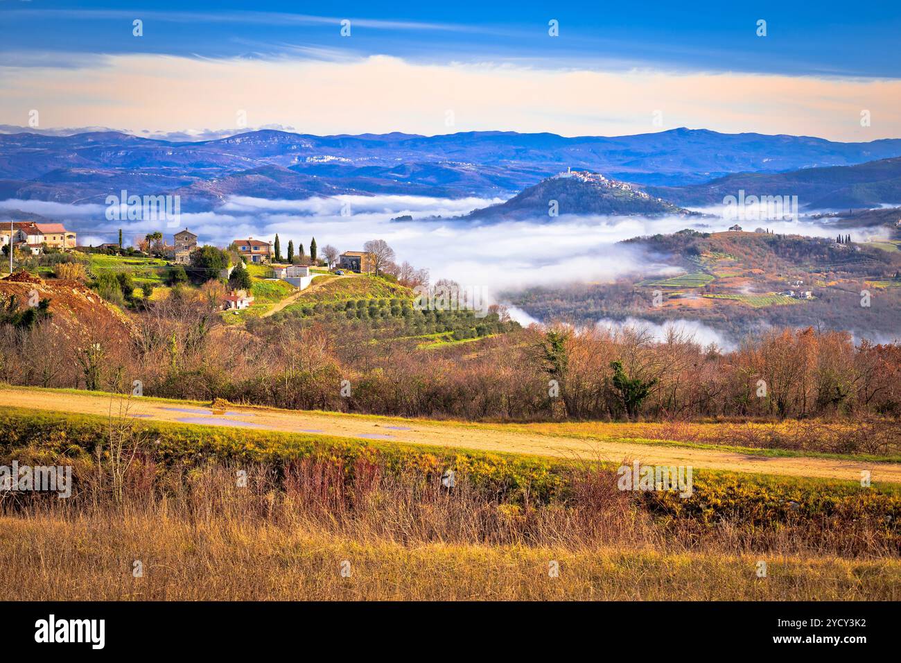 Paesaggio idillico entroterra di Istria in vista della nebbia Foto Stock