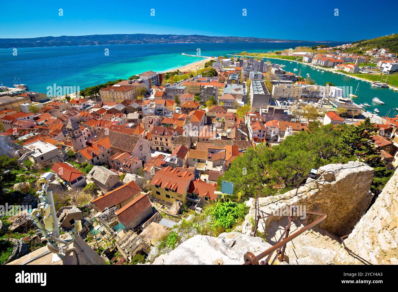 Vista panoramica sulla costa e sui tetti della città di Omis Foto Stock