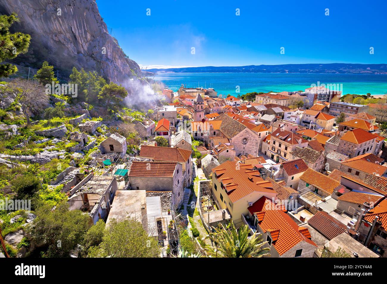 Vista panoramica sulla costa e sui tetti della città di Omis Foto Stock