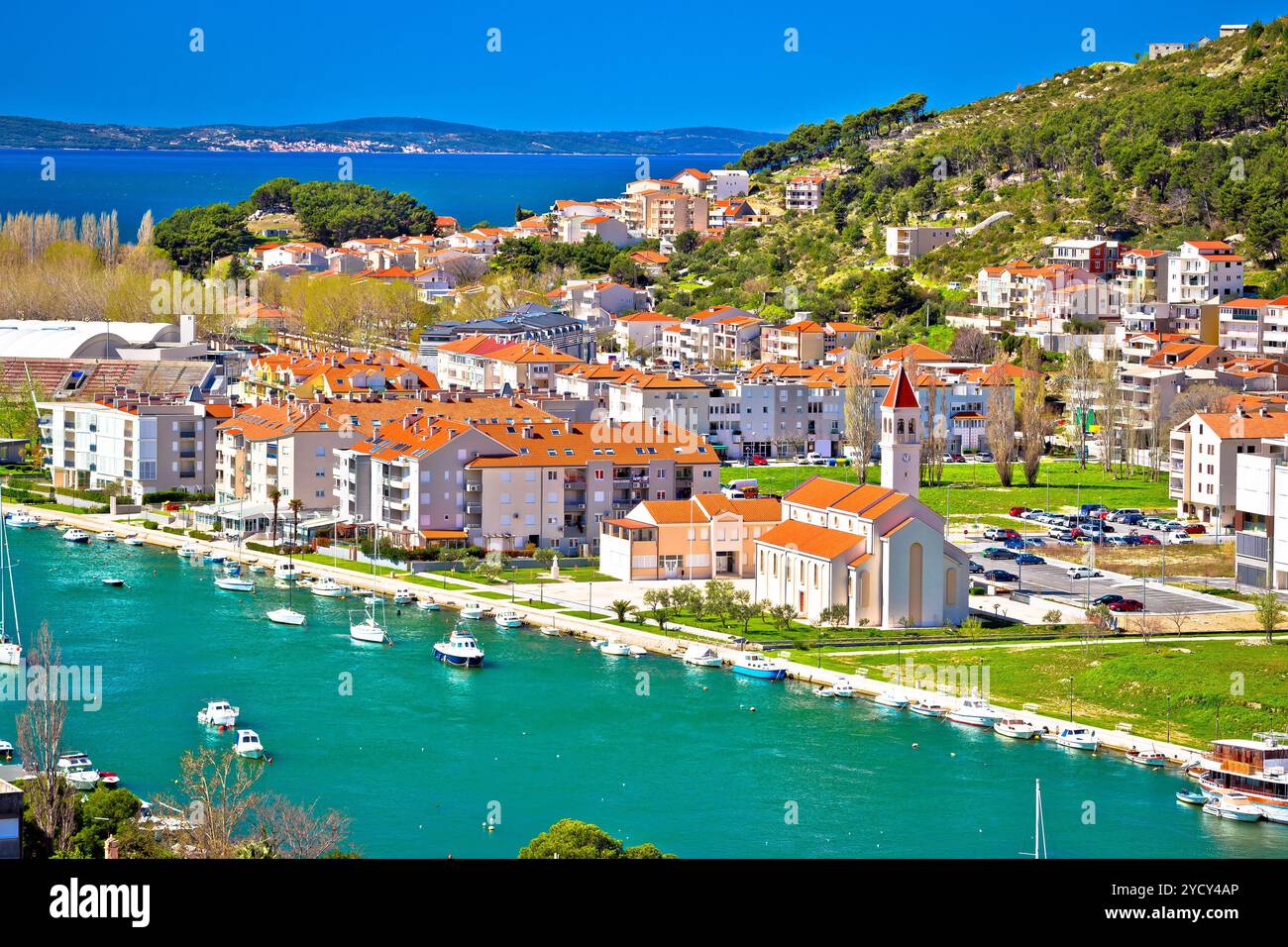 Vista panoramica sulla costa e sui tetti della città di Omis Foto Stock