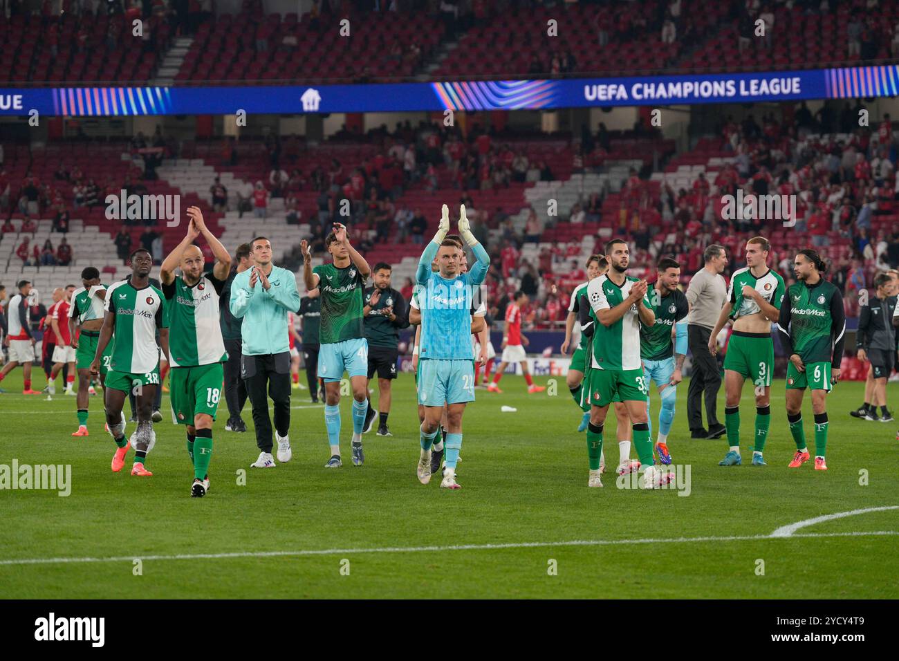 I giocatori del Feyenoord fanno il tifo per i loro tifosi durante la fase di UEFA Champions League, il primo giorno del Matchday 3 tra SL Benfica e Feyenoord Rotterdam all'Estadio da Luz. Punteggio finale: SL Benfica 1:3 Feyenoord Rotterdam Foto Stock