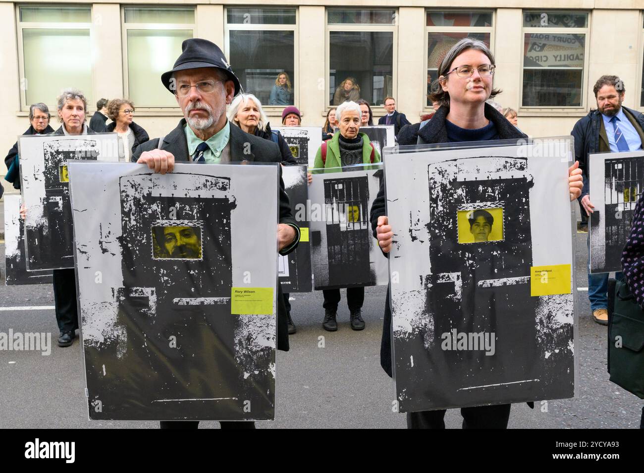 Londra, Regno Unito. 24 ottobre 2024. Oltre duecento persone occupavano la strada a Petty France fuori dal Ministero della giustizia. Organizzata da “difendere le nostre giurie”, la protesta aveva persone sedute sulla strada che reggevano immagini di prigionieri politici presenti e passati. Crediti: Andrea Domeniconi/Alamy Live News Foto Stock