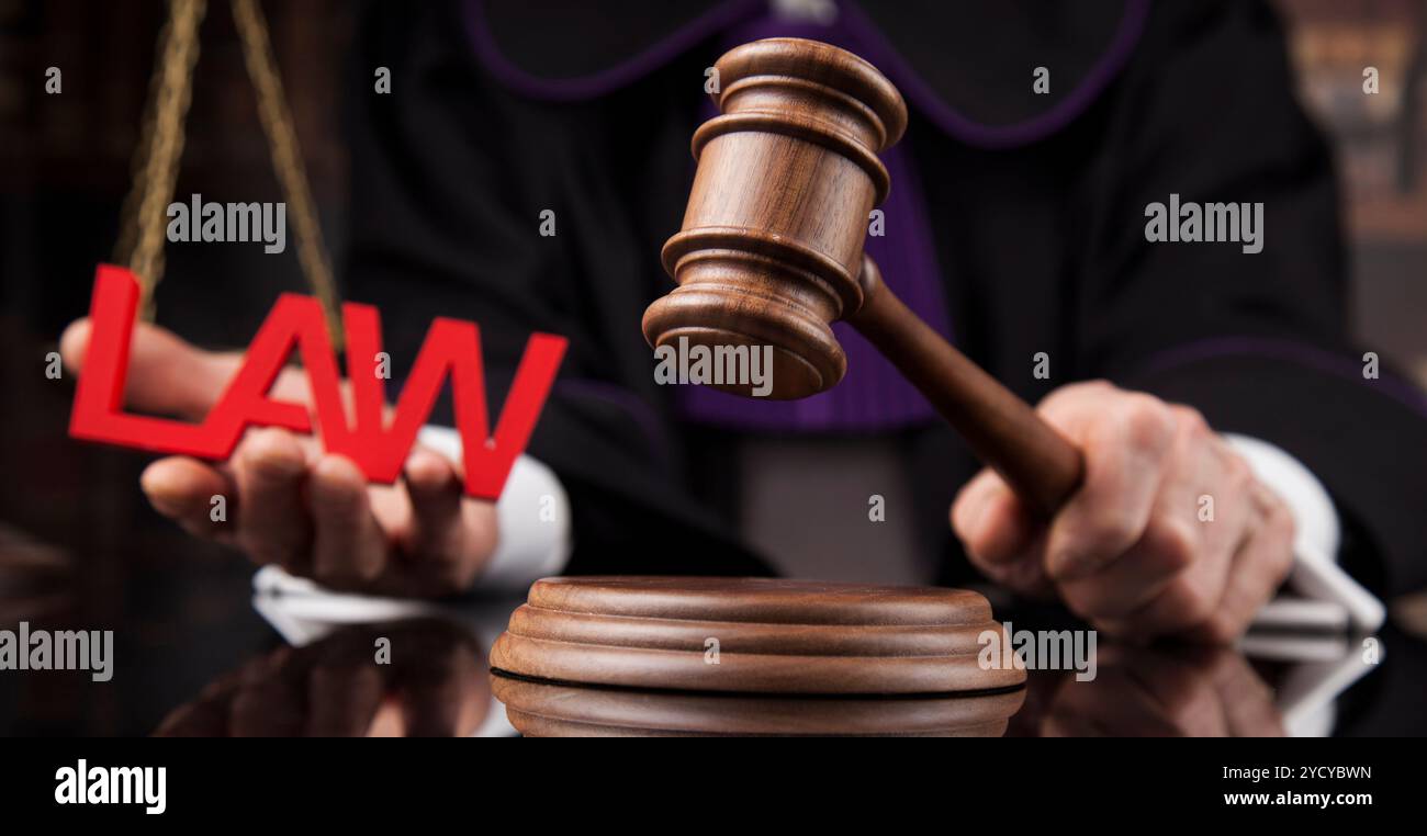 La giustizia e la nozione di diritto. Giudice maschi nelle aule di un tribunale Foto Stock