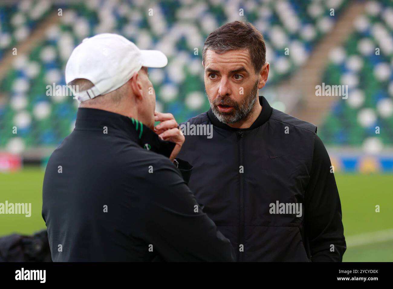 L'allenatore del Larne Tiernan Lynch (a destra) davanti alla partita della fase a gironi della UEFA Europa Conference League al Windsor Park, a Belfast, Irlanda del Nord. Data foto: Giovedì 24 ottobre 2024. Foto Stock