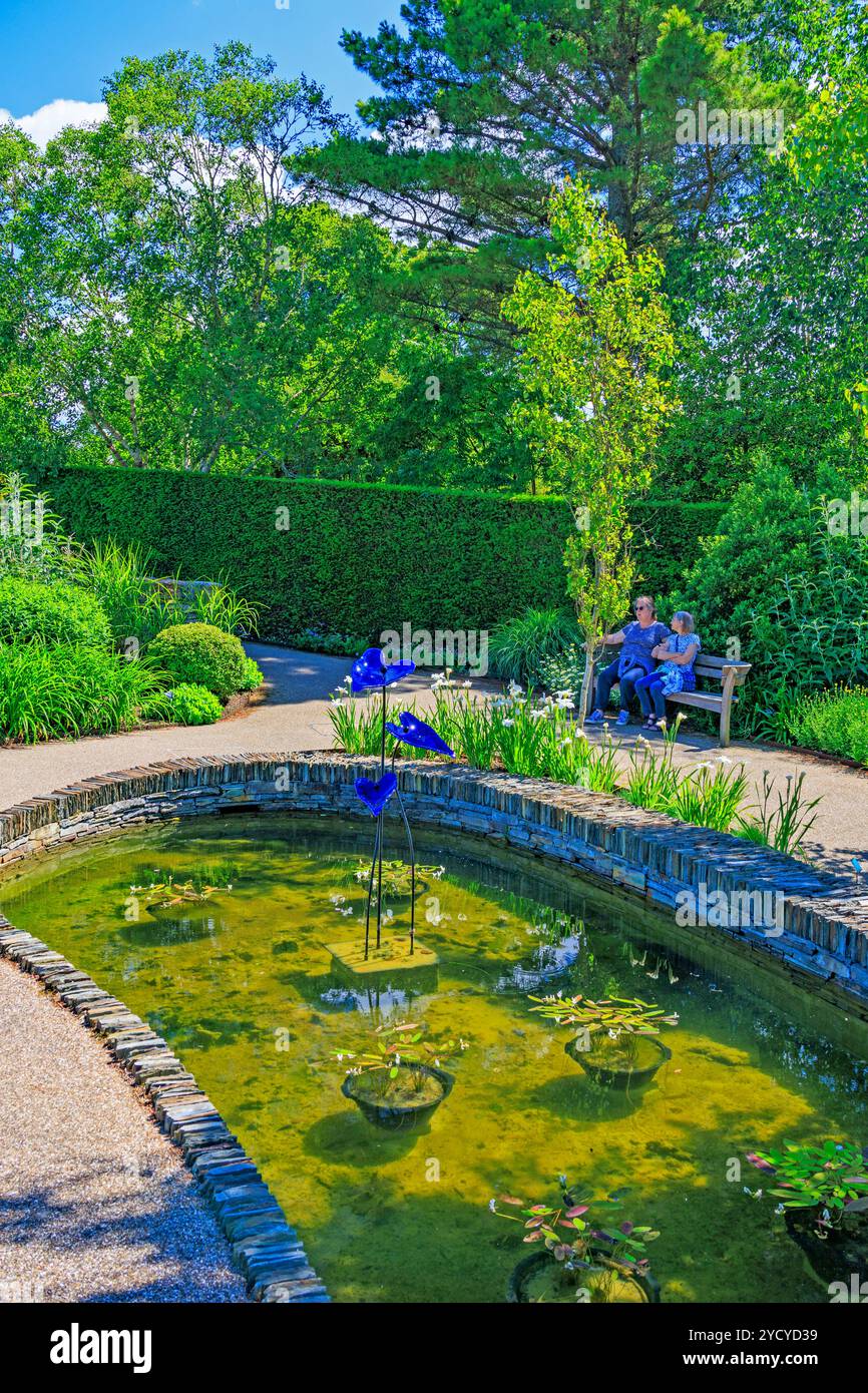 Sculture colorate e un torrente serpeggiante scorrono attraverso il nuovo Cool Garden presso il RHS Garden Rosemoor, Devon, Inghilterra, Regno Unito Foto Stock