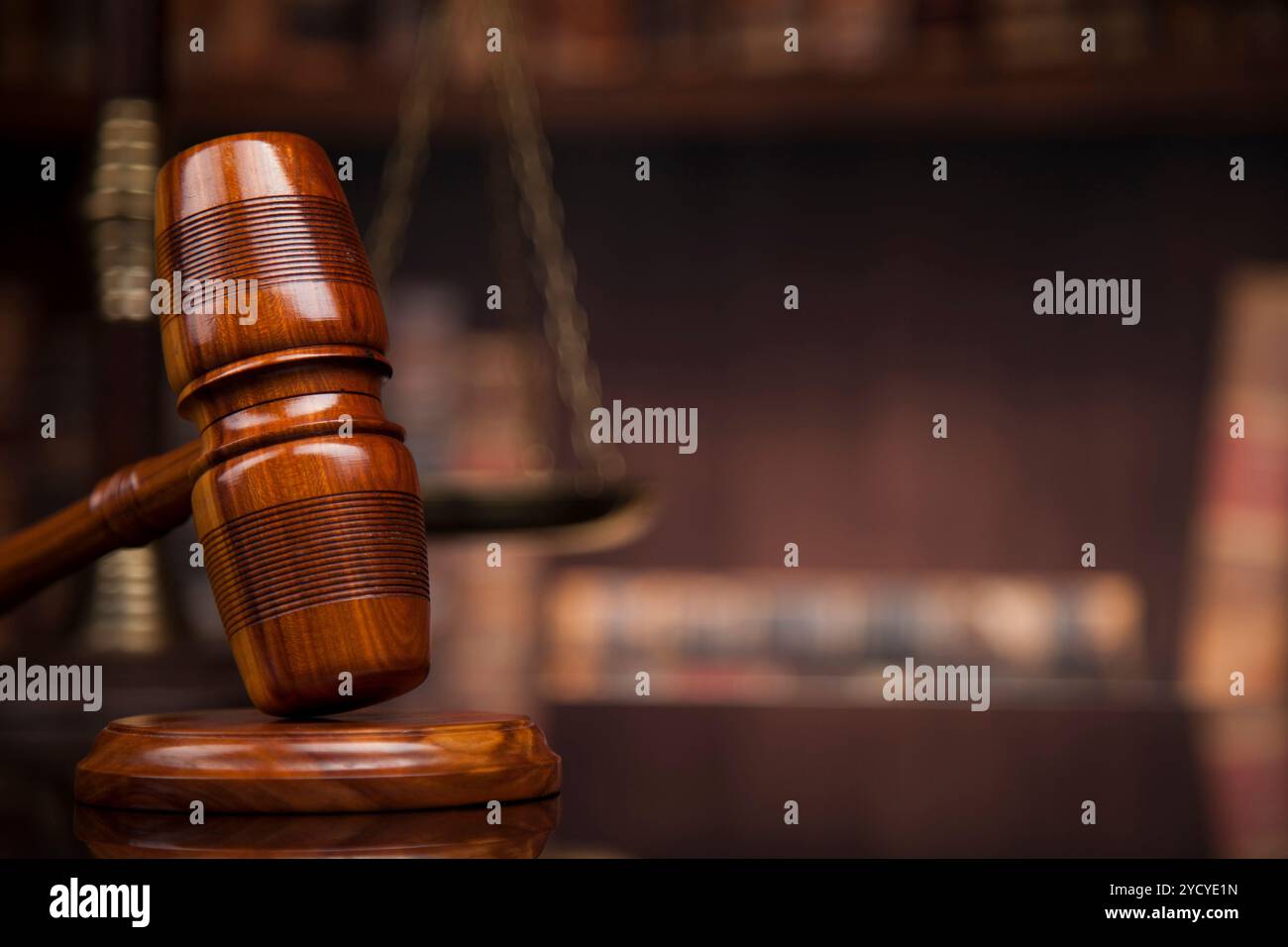 Legge libri, mallet del giudice, Courtroom sfondo Foto Stock