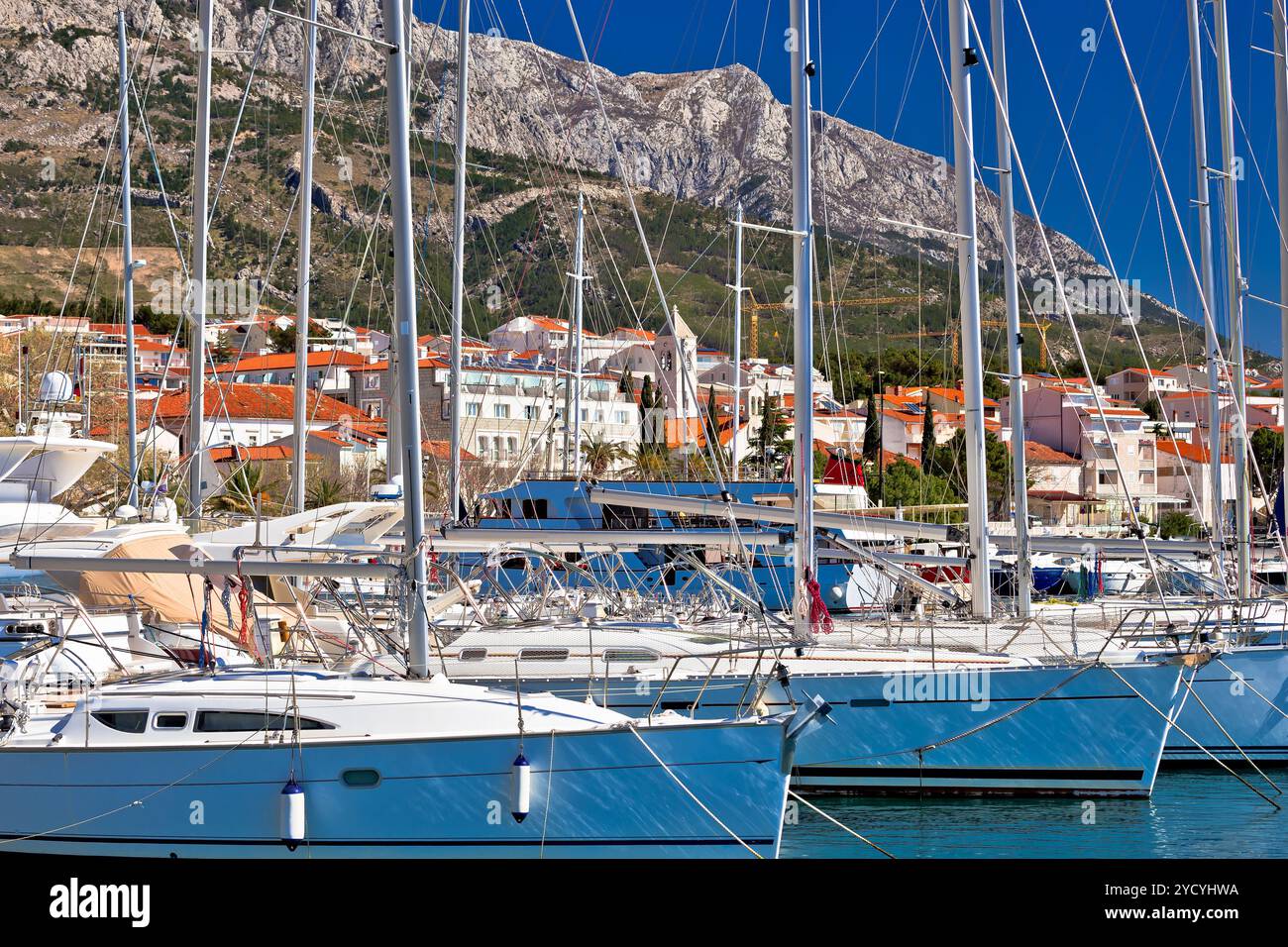 Baska Voda waterfront vela destinazione nella riviera di Makarska Foto Stock
