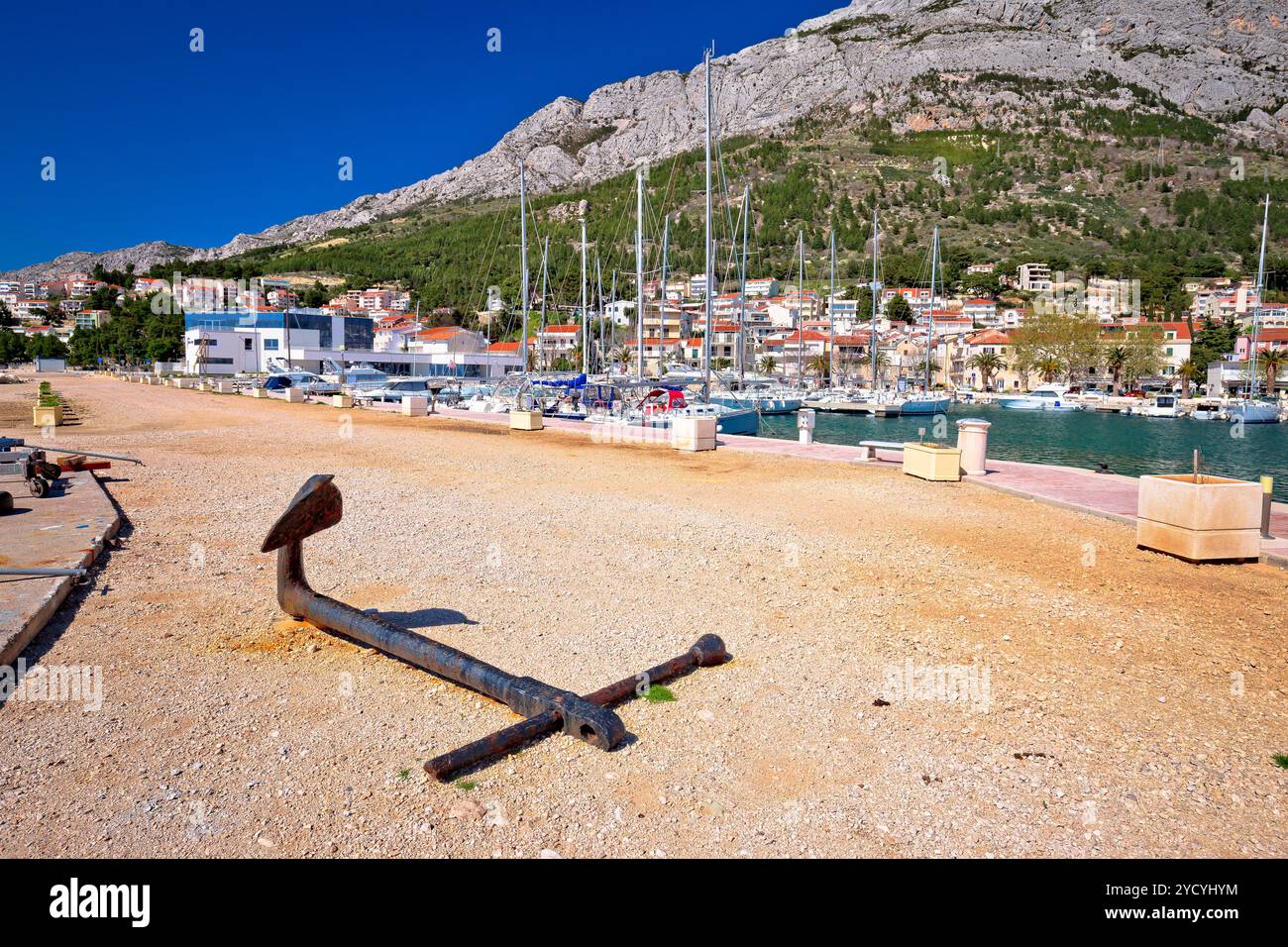 Baska Voda waterfront vela destinazione nella riviera di Makarska Foto Stock
