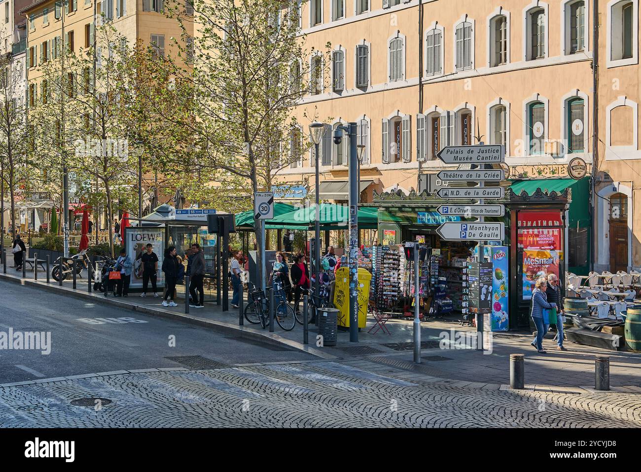 Marsiglia. Francia - 24 ottobre 2024: Una dinamica vista sulla strada alla fermata dell'autobus Vieux Port Ballard di Marsiglia, che mostra il trambusto di tutti i giorni Foto Stock