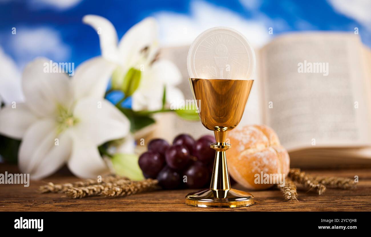 Eucaristia simbolo del pane e del vino, calice e host, prima comunione sfondo Foto Stock