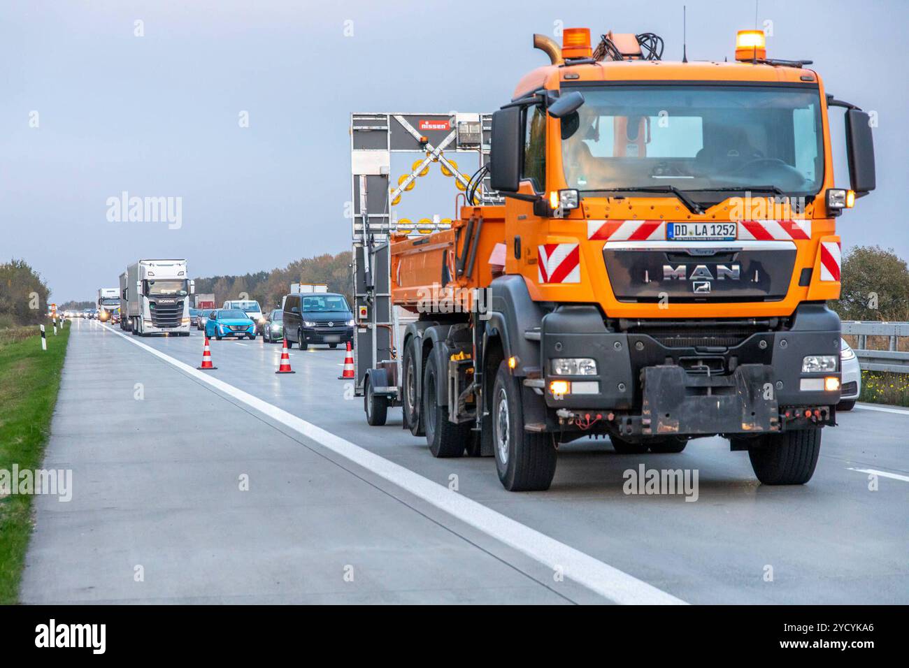 241024LKWUnfall News ID: EN 2024-10-24 LKW Gliederzug verunfallt auf A72 Stau und aufwändige Bergungsarbeiten Stollberg. Auf der A72 in Fahrtrichtung Hof Hat sich am Donnerstagnachmittag ein LKW Unfall ereignet. Der Fahrer eines MAN Gliederzugs, welcher mit Tiefkühlwaren beladen War, kam zwischen dem Rastplatz Neukirchner Wald und der Anschlussstelle Stollberg-Nord, in Höhe des kilometres 94 aus noch ungeklärter Ursache auf gerade Strecke nach rechts von der Fahrbahn ab. Nach zirka 50 Metern kam der LKW im Seitengraben, hinter der Leitplanke zum Stehen. BEI Seiner Irrfahrt neben der Autobahn, Foto Stock