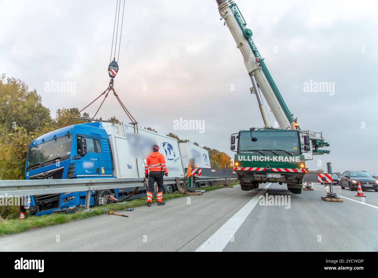 241024LKWUnfall News ID: EN 2024-10-24 LKW Gliederzug verunfallt auf A72 Stau und aufwändige Bergungsarbeiten Stollberg. Auf der A72 in Fahrtrichtung Hof Hat sich am Donnerstagnachmittag ein LKW Unfall ereignet. Der Fahrer eines MAN Gliederzugs, welcher mit Tiefkühlwaren beladen War, kam zwischen dem Rastplatz Neukirchner Wald und der Anschlussstelle Stollberg-Nord, in Höhe des kilometres 94 aus noch ungeklärter Ursache auf gerade Strecke nach rechts von der Fahrbahn ab. Nach zirka 50 Metern kam der LKW im Seitengraben, hinter der Leitplanke zum Stehen. BEI Seiner Irrfahrt neben der Autobahn, Foto Stock