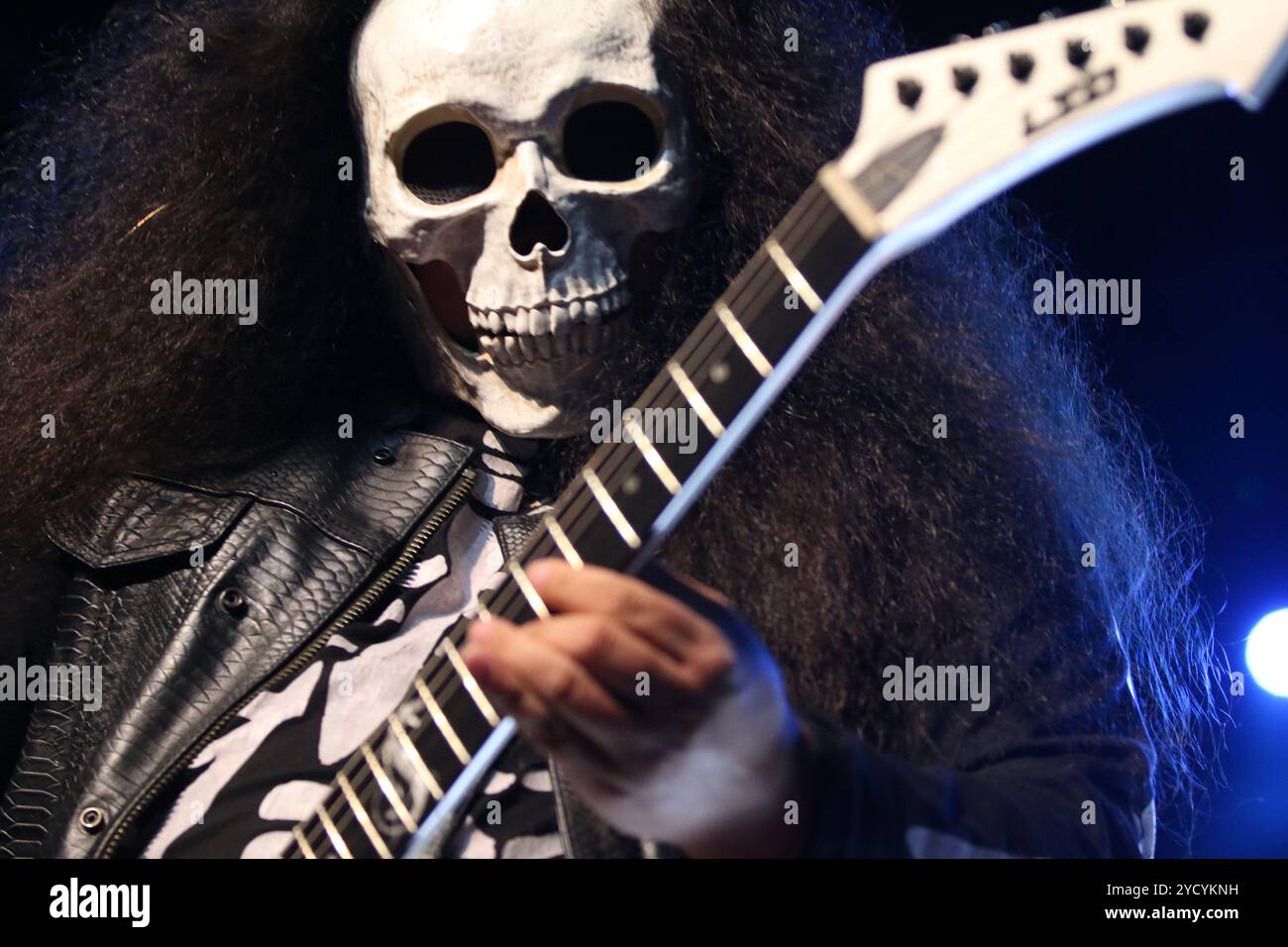 Dallas, Stati Uniti. 18 ottobre 2024. Juan Ruiz chitarrista dei Foco de Atelier si esibisce sul palco durante il Panteon Rococo era Noche U.S.A. Tour 2024 presso la fabbrica di Deep Ellum. Il 18 ottobre 2024 a Dallas, Texas. (Foto di Javier Vicencio/Eyepix/Sipa USA) credito: SIPA USA/Alamy Live News Foto Stock
