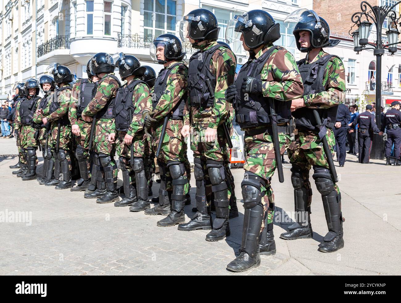 Soldati delle forze speciali di polizia in equipaggiamento antisommossa Foto Stock