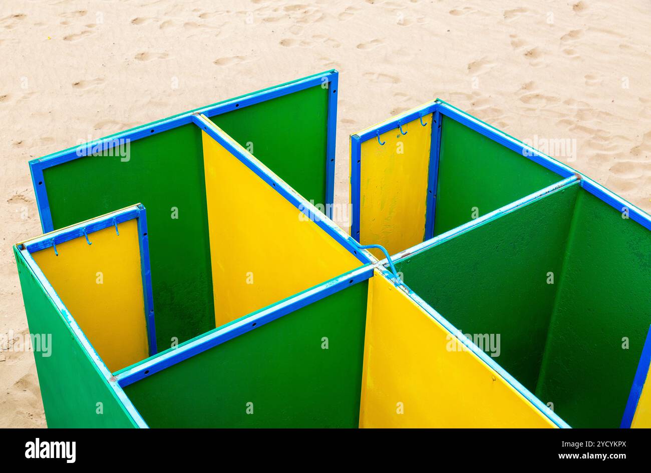 Spiaggia multicolore spogliatoi presso la spiaggia di sabbia. Cabine armadietti spogliatoio Foto Stock