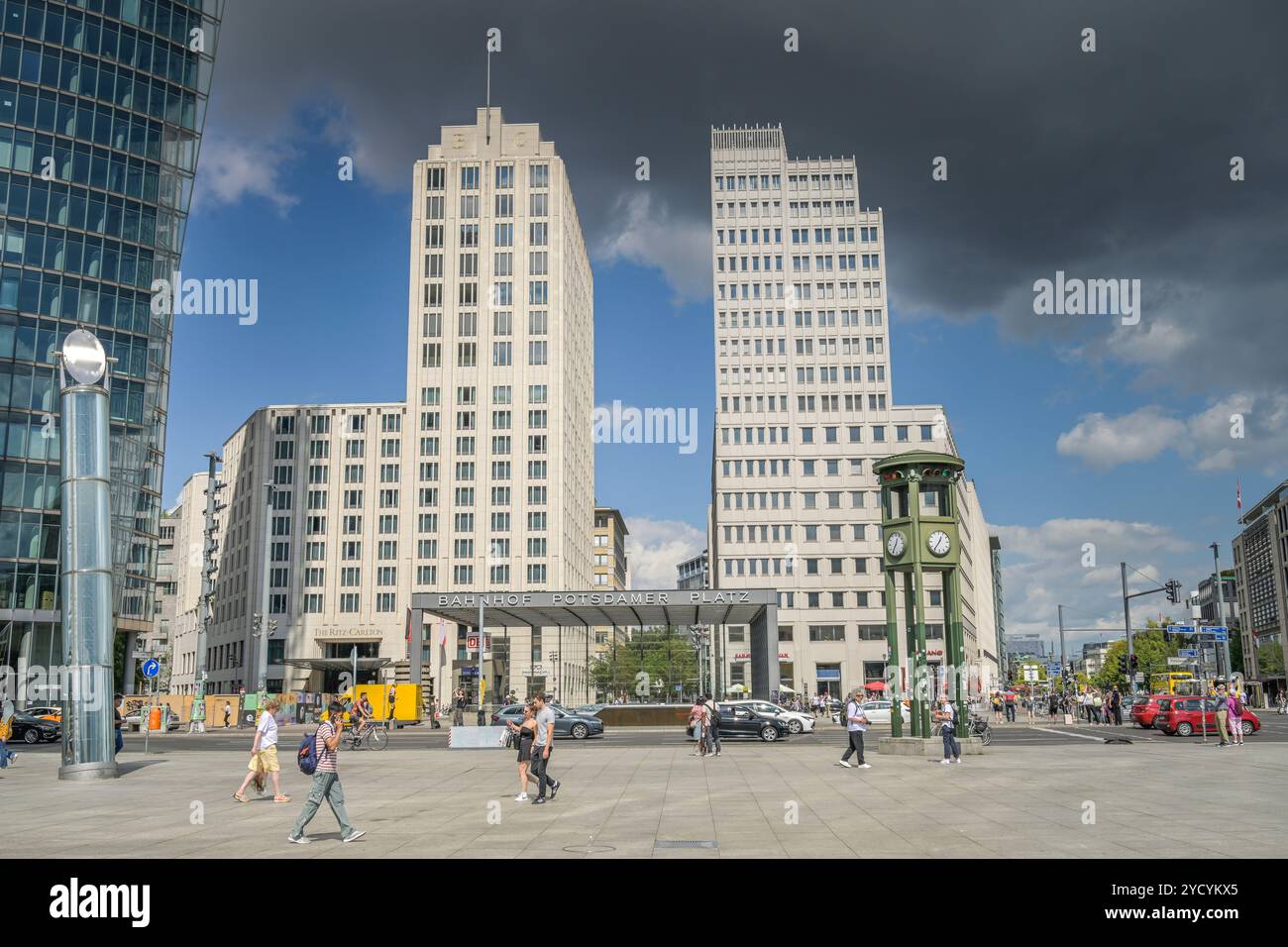 Bahnhof, Hotel Ritz Carlton, Beisheim Center, Potsdamer Platz, Tiergarten, Mitte, Berlino, Germania Foto Stock