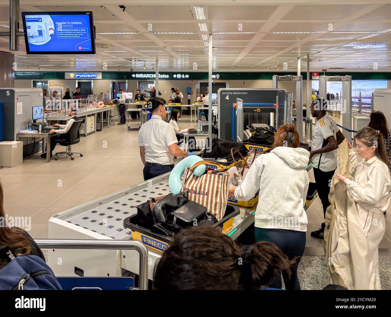 Ferno, Milano-Malpensa, Italia - 29 settembre 2024: Passeggeri presso l'area di controllo di sicurezza dell'Aeroporto Internazionale di Milano Malpensa. Foto Stock