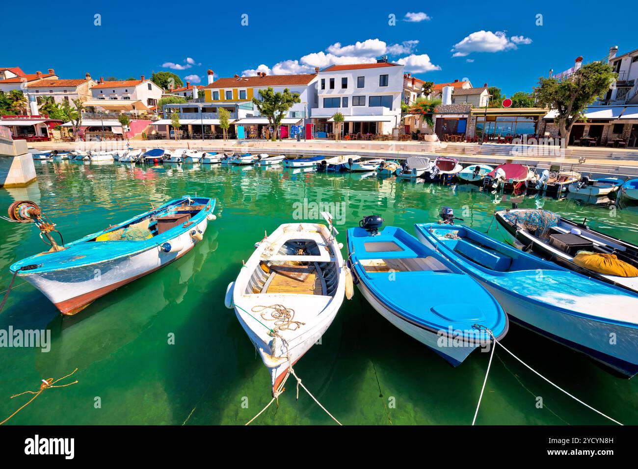 La città di Njivice, il porto turchese e la vista sul mare Foto Stock