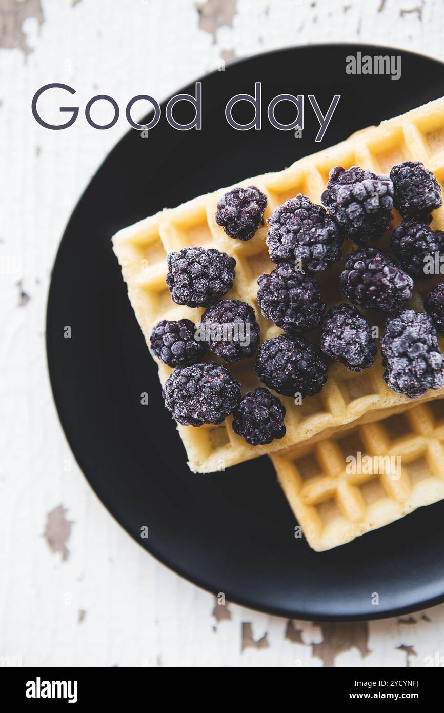 Delizioso e bellissimo cialde belghe con blackberry, l'iscrizione di una buona giornata Foto Stock