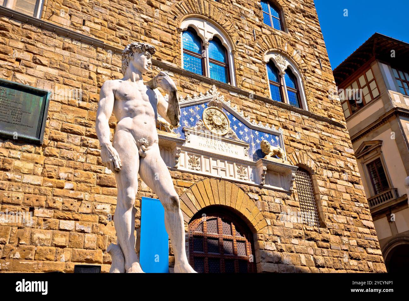 Piazza della Signoria, statua del David di Michelangelo e vista su Palazzo Vecchio di Firenze Foto Stock