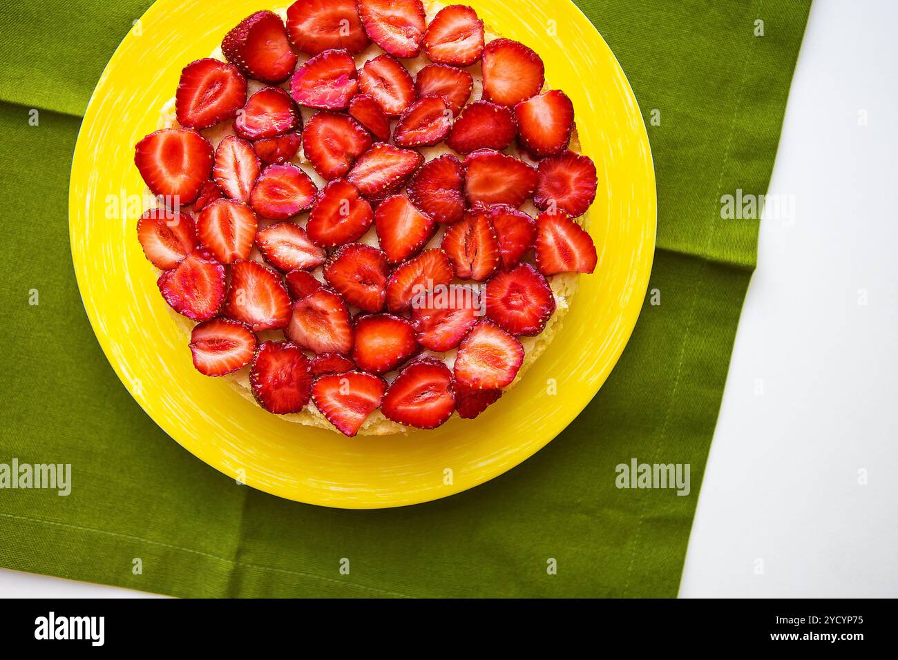 Bellissima la torta di fragole è sul tavolo, verde igienico Foto Stock