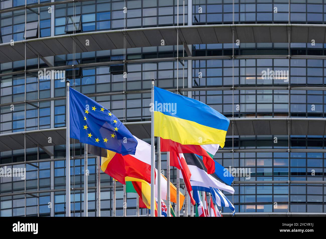 Europäisches Parlament in Straßburg, 22.10.2024 Gruppe von Flaggen vor dem Europäischen Parlament in Straßburg. Im Vordergrund sind die Flaggen der Europäischen Union und der Ukraine zu sehen, flankiert von weiteren Nationalflaggen. Straßburg Contades Nord Bas-Rhin Frankreich *** Parlamento europeo a Strasburgo, 22 10 2024 gruppo di bandiere di fronte al Parlamento europeo a Strasburgo le bandiere dell'Unione europea e dell'Ucraina possono essere viste in primo piano, affiancate da altre bandiere nazionali Strasburgo Contades Nord Bas Rhin Francia 20241022-6V2A0218-M4000 Foto Stock