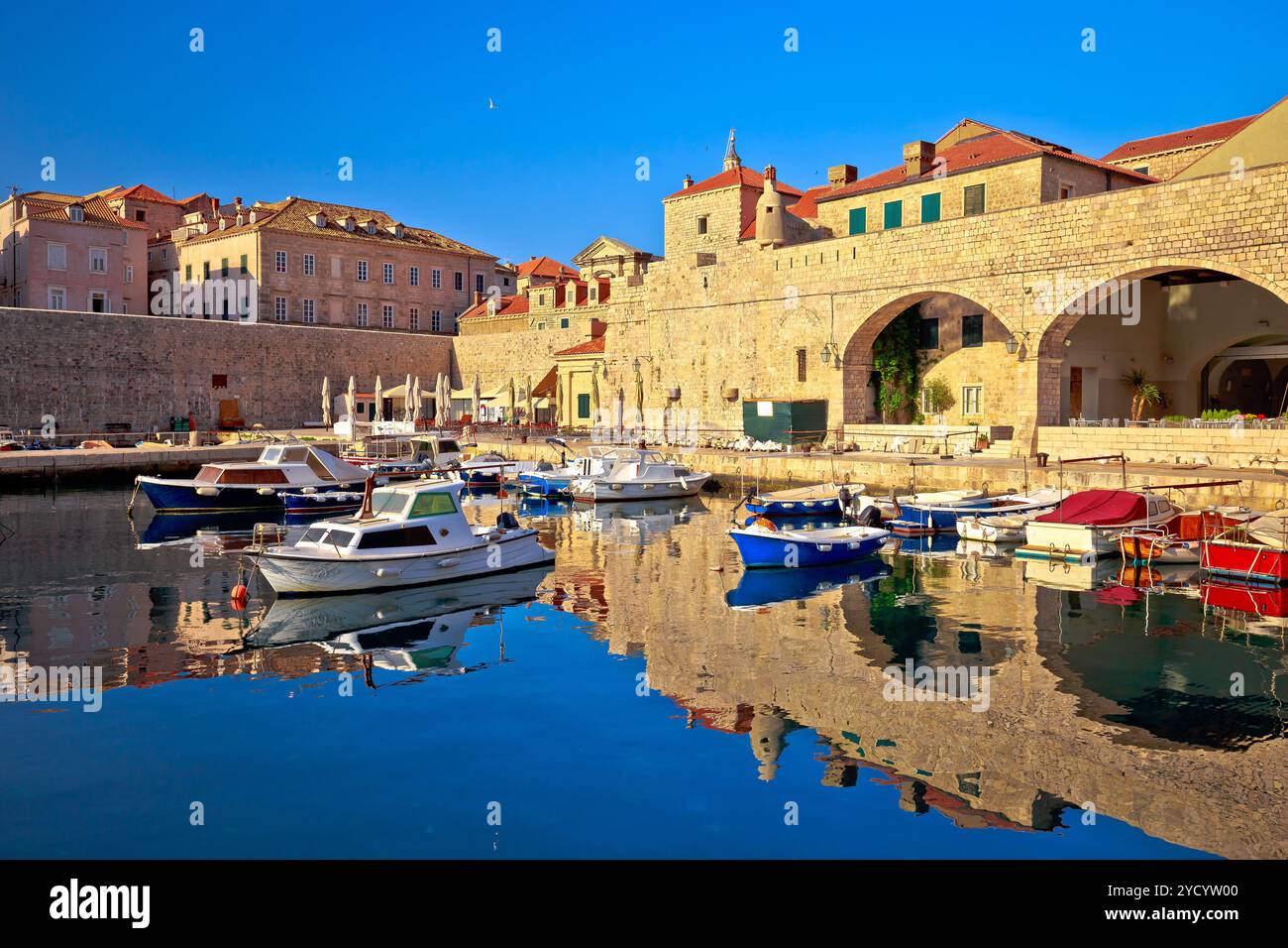 Porto di Dubrovnik e mura della città con vista mattutina e mare calmo Foto Stock