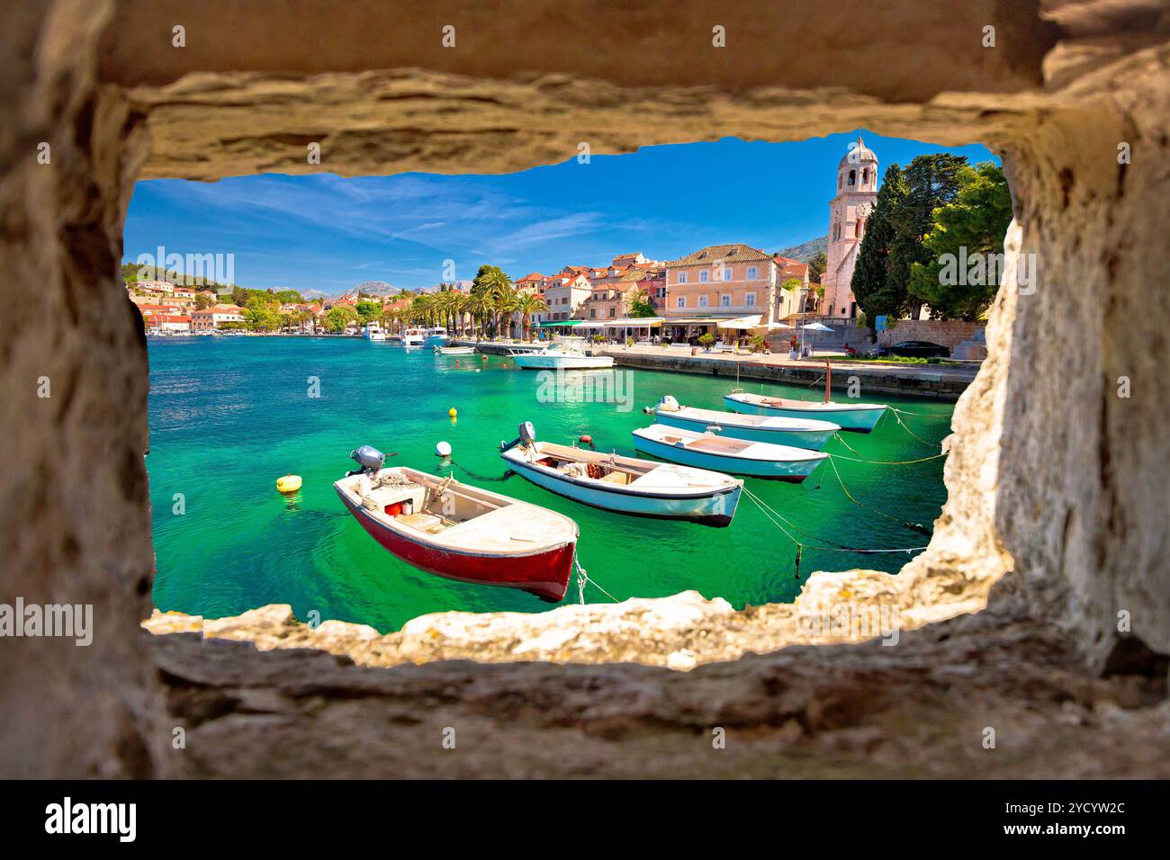 Vista sul mare turchese di Cavtat dalla finestra in pietra Foto Stock