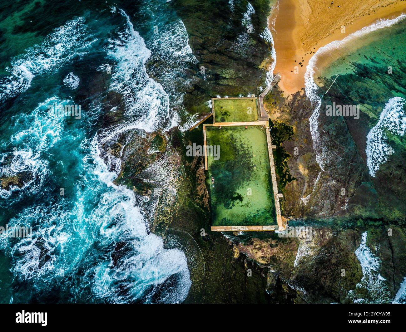 Giri mattutini presso la piscina di roccia di Mona vale Foto Stock