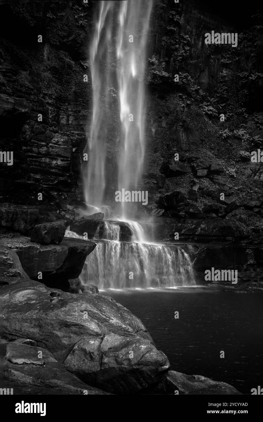 Cascate di Belmore. Una lunga discesa di 100 m fino alla prima piscina, ci sono altre due gocce nella valle sottostante. Spruzzi e vento eccessivi in movimento Foto Stock