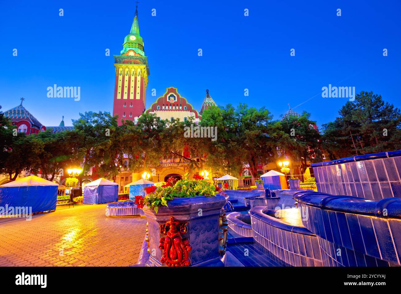 Vista serale del municipio di Subotica e della piazza della fontana Foto Stock