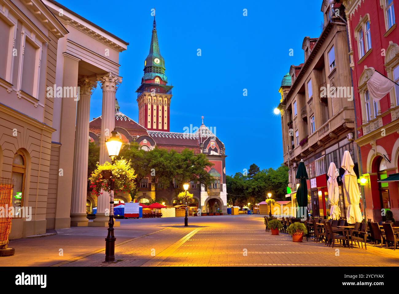 Vista serale del municipio di Subotica e della piazza principale Foto Stock
