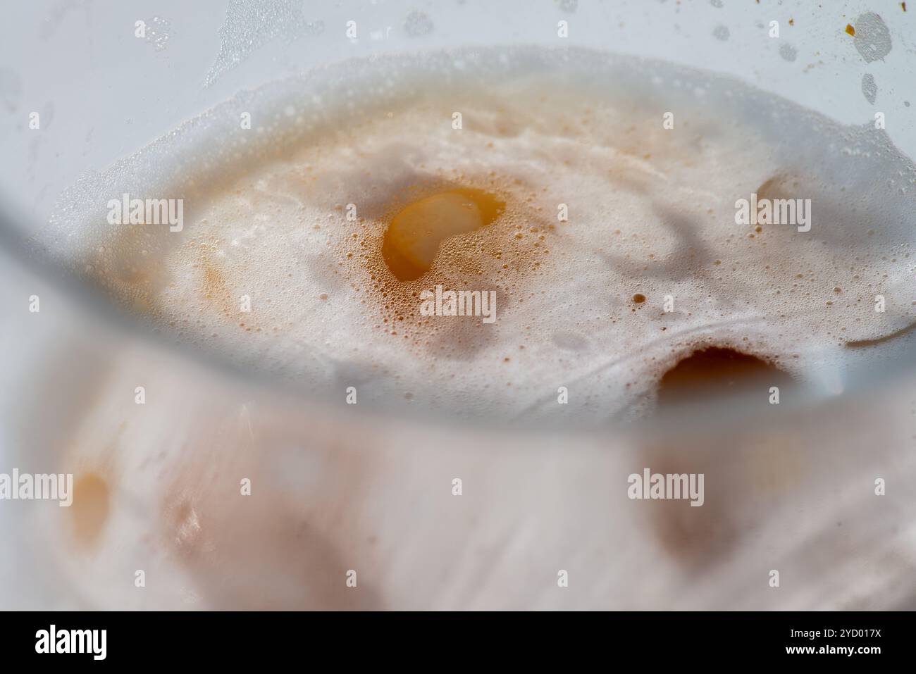 Una foto macro dettagliata di cubetti di ghiaccio che si fondono all'interno di un cocktail, evidenziando la freschezza e la consistenza rinfrescanti, perfetta per catturare una bevanda fresca Foto Stock Una foto macro dettagliata di cubetti di ghiaccio che si fondono all'interno di un cocktail, evidenziando la freschezza e la consistenza rinfrescanti, perfetta per catturare una bevanda fresca Foto Stock