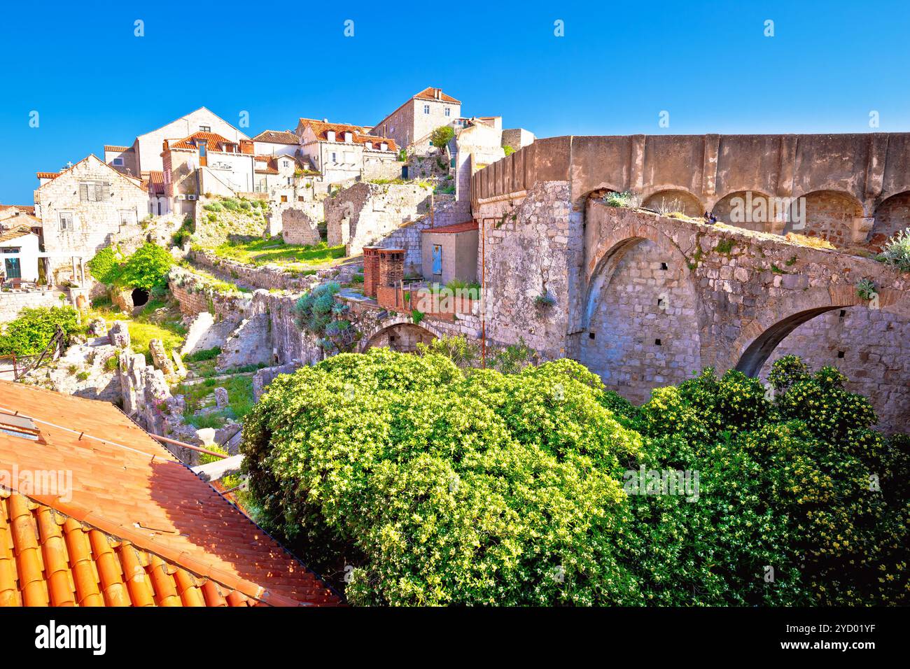 Vista storica della città vecchia di Dubrovnik dalle mura della città Foto Stock