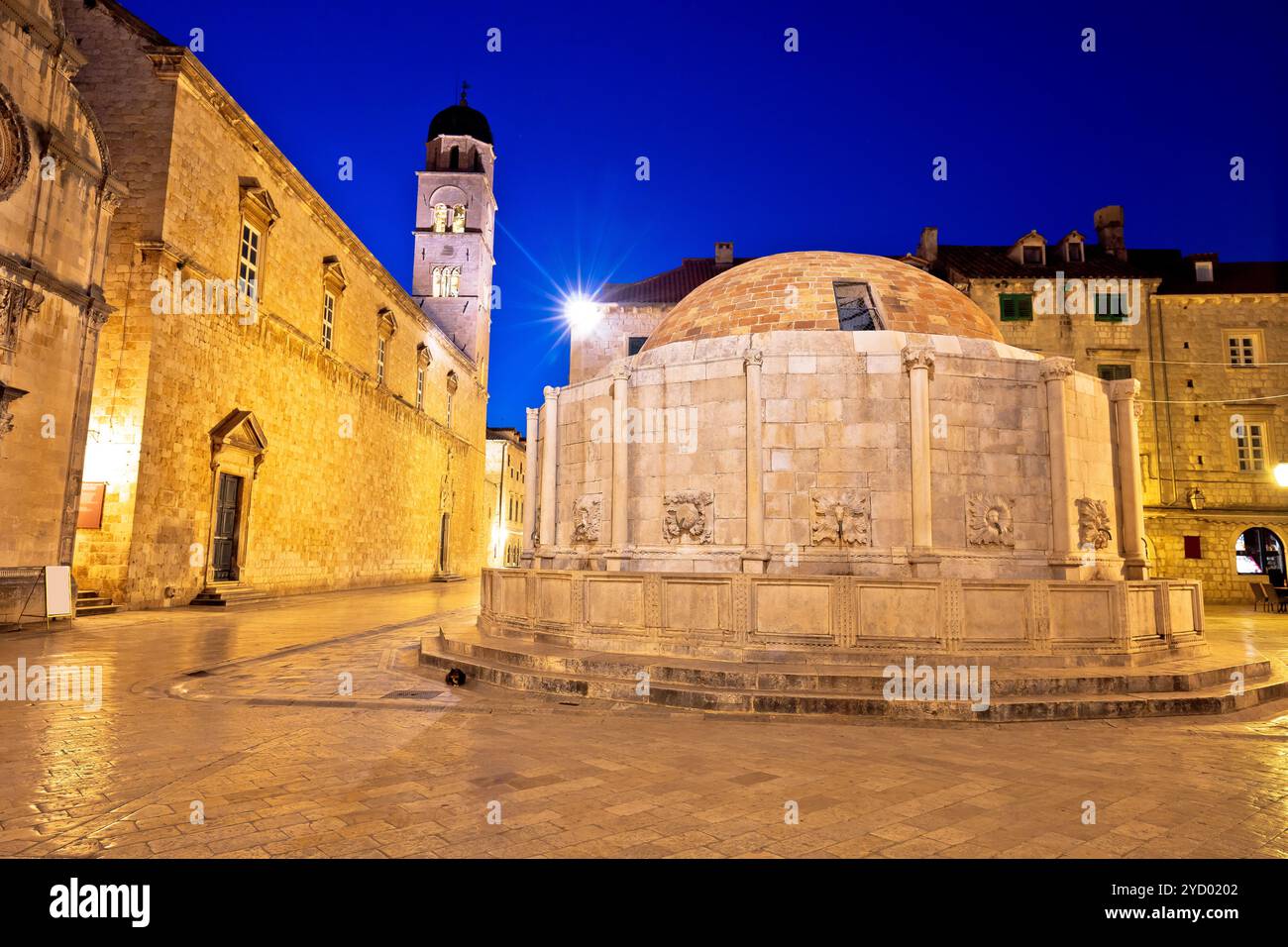 Onofrio Fontana e Stradun street a Dubrovnik vista serale, Dalmazia regione della Croazia Foto Stock