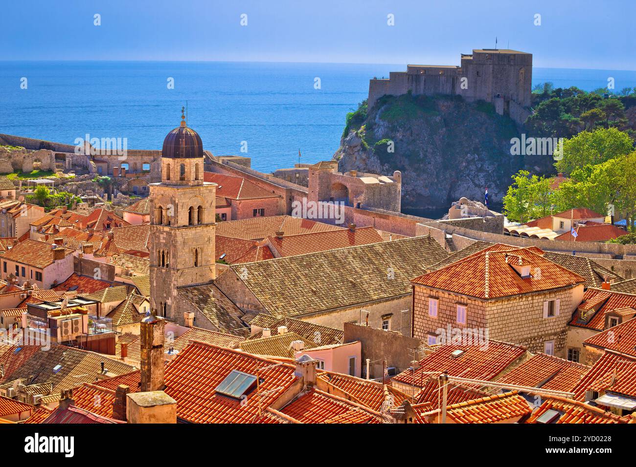 Vista storica della città vecchia di Dubrovnik dalle mura della città Foto Stock