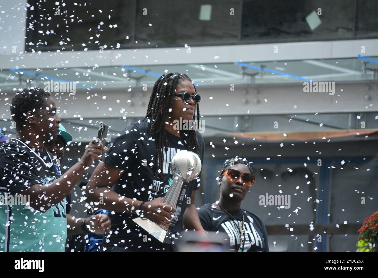 Jonquel Jones, MVP delle WNBA Finals su un galleggiante durante la parata del campionato a Lower Manhattan. Foto Stock