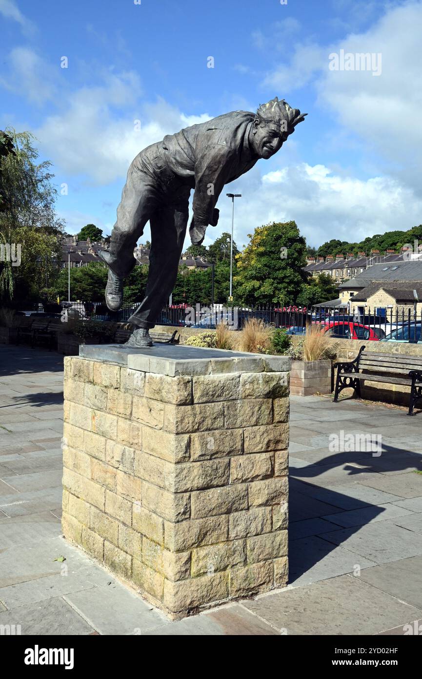 Questa statua in bronzo di Fred Trueman, uno dei più grandi lanciatori di cricket, si trova nel bacino del canale Leeds e Liverpool a Skipton, nel North Yorkshire. Foto Stock