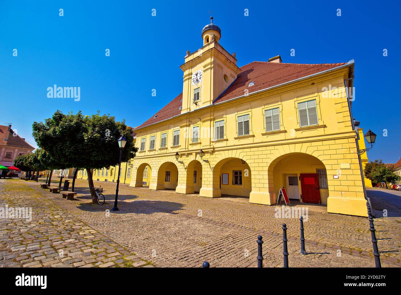 Vecchia strada asfaltata nella storica città di Osijek Tvrdja Foto Stock