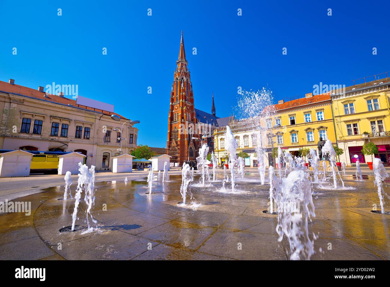 Vista sulla piazza principale di Osijek sulla fontana e sulla cattedrale Foto Stock Vista sulla piazza principale di Osijek sulla fontana e sulla cattedrale Foto Stock