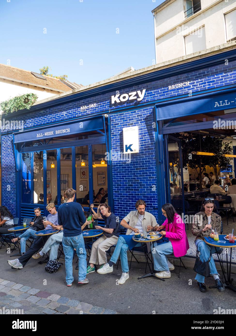 Kozy, caffetteria alla moda nella zona di Montmartre, Parigi, Francia, Europa, UE. Foto Stock