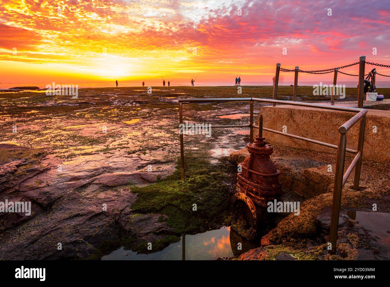 Alba e pescatore a Mona vale Australia Foto Stock