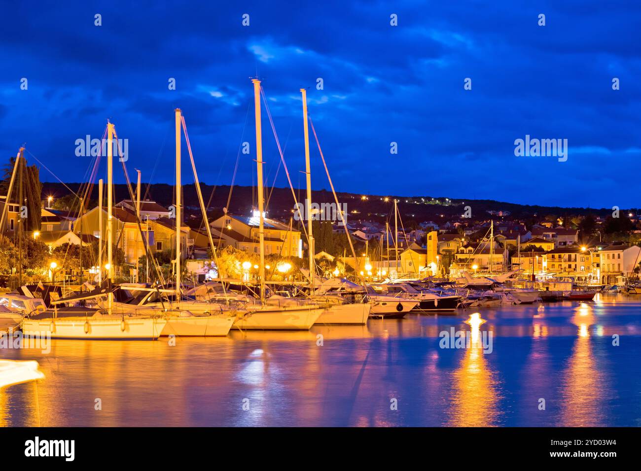 Vista sul lungomare di Malinska e sull'alba blu del porto Foto Stock