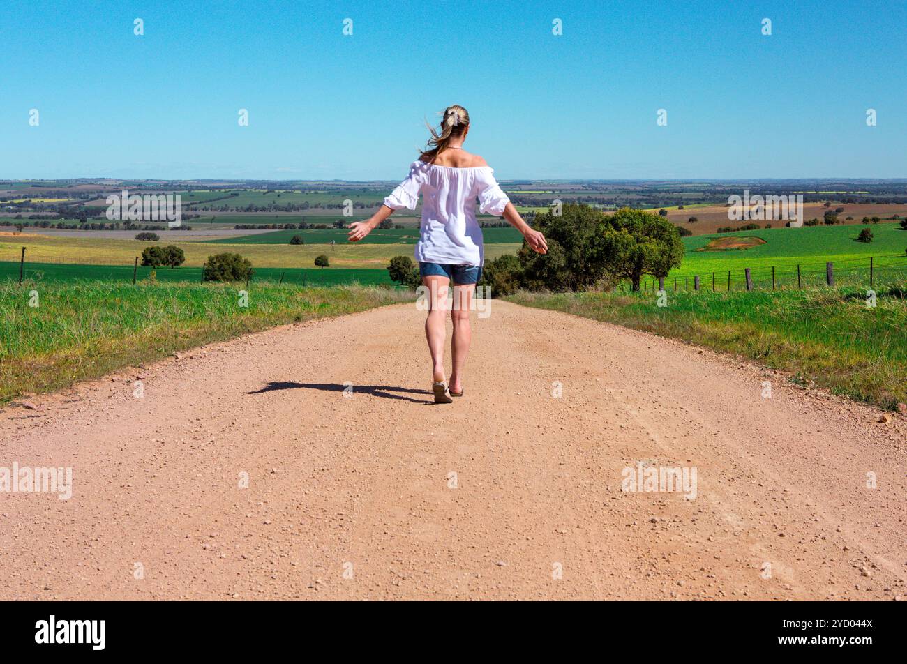 Camminando lungo strade di campagna polverose Foto Stock