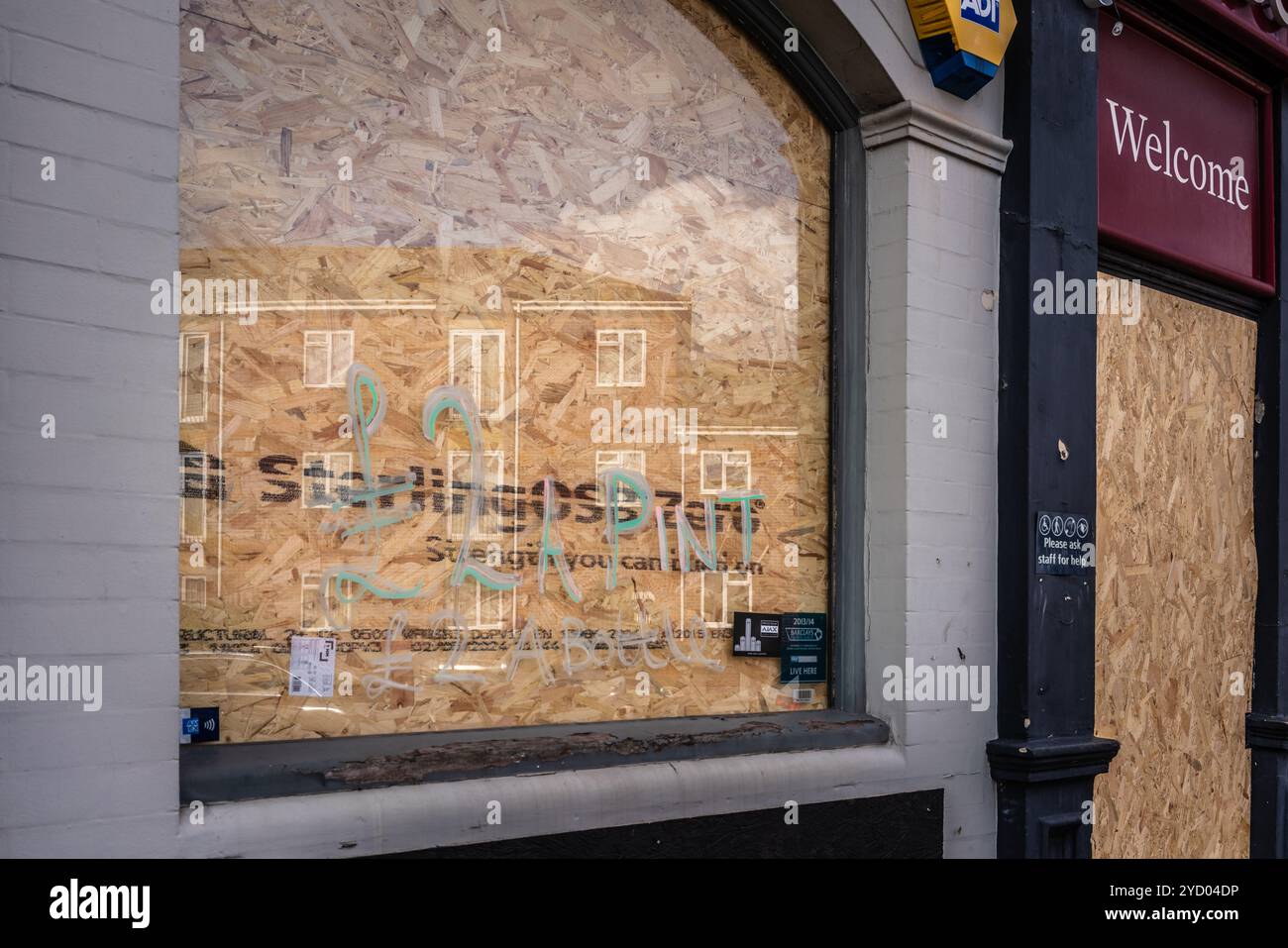 Southampton, Regno Unito.18 ottobre 2024.il pub ha chiuso di recente con le sue finestre e porte a Southampton, i pub di Osborne sono soggetti a chiusure molto diffuse a meno che il cancelliere non annunci un'estensione al sollievo delle tariffe aziendali nel budget della prossima settimana, Hampshire, Inghilterra meridionale Foto Stock
