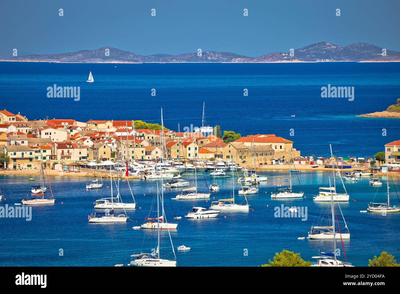 Vista dell'arcipelago aereo di Primosten, meta turistica dell'Adriatico Foto Stock
