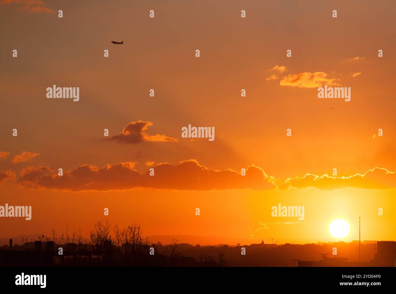 Cielo al tramonto con i raggi del sole Foto Stock